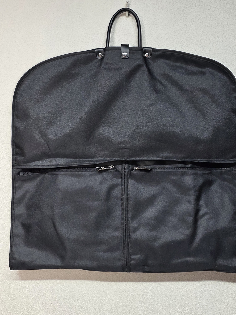 Classic Black Men's Garment Bag with Dual Front Pockets